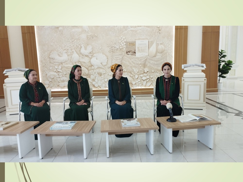 Tegelek stoluň başynda söhbetdeşlik